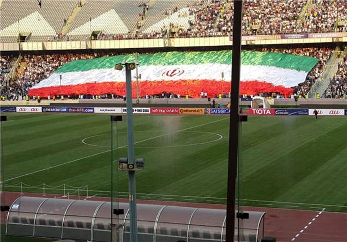 رونمایی از پرچم ۲۱۰۰ متری ایران در آزادی