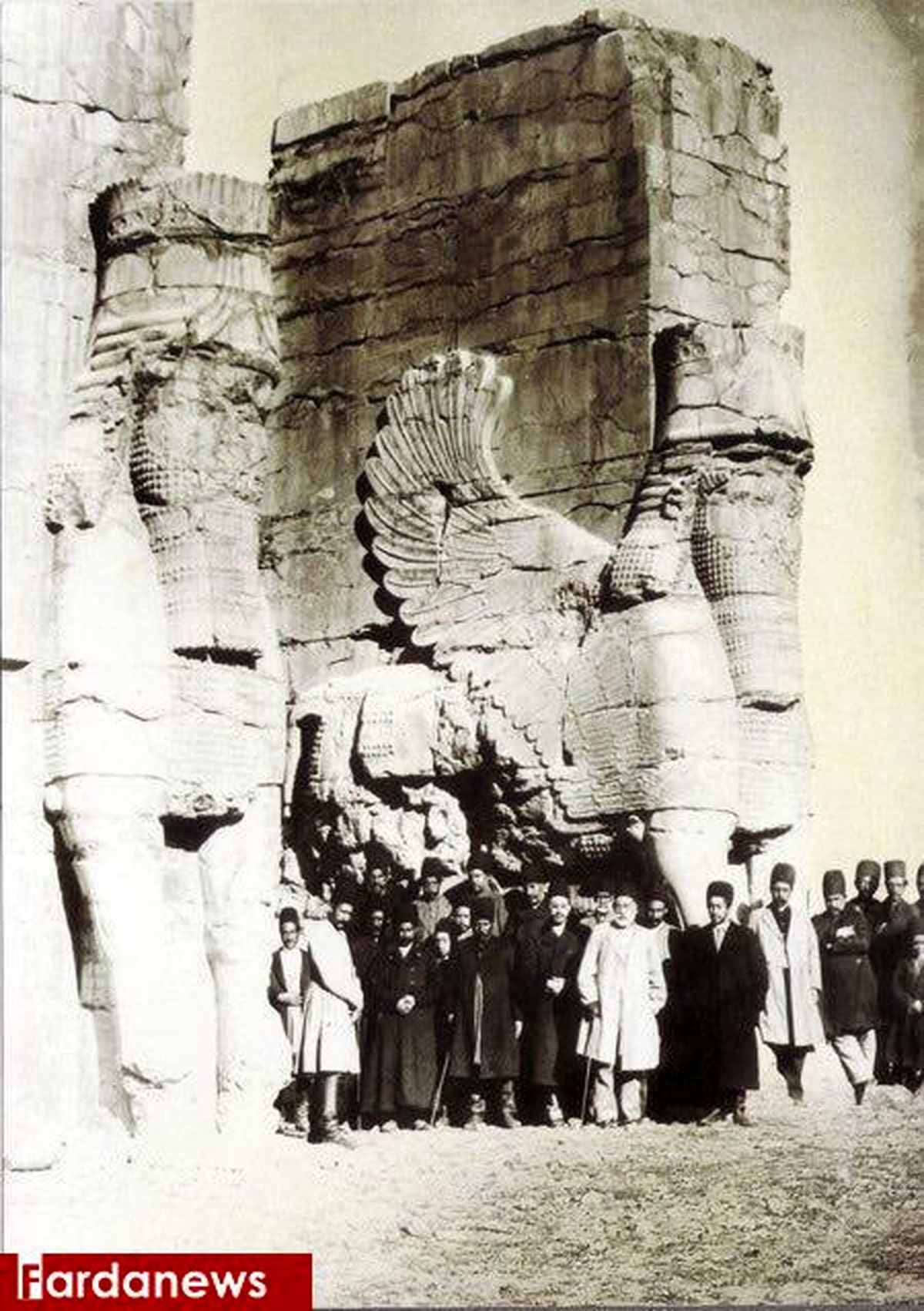 عکس: بازدید درباریان قاجار از تخت جمشید