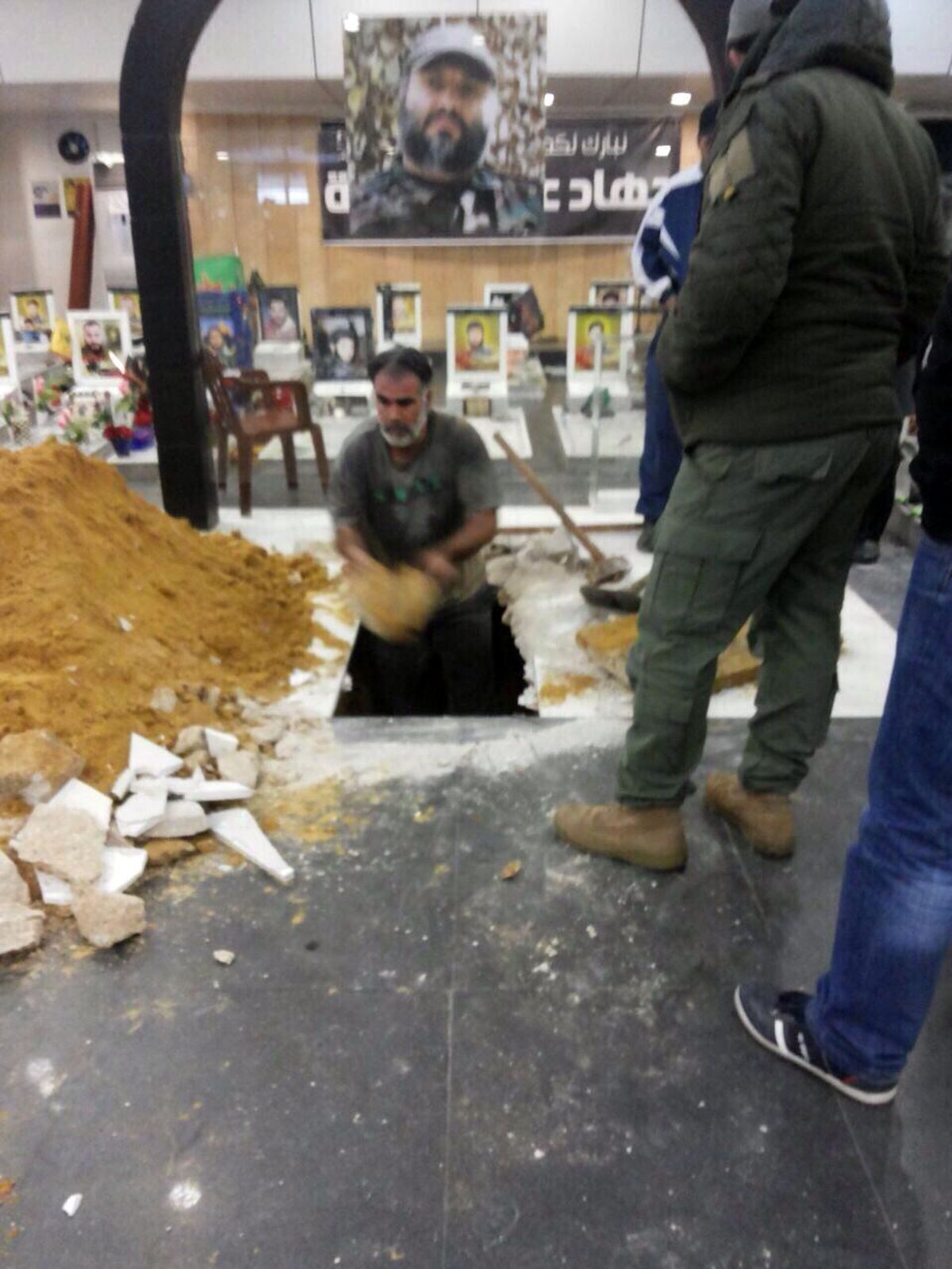 مزار شهید جهاد مغنیه درکنار پدر/عکس