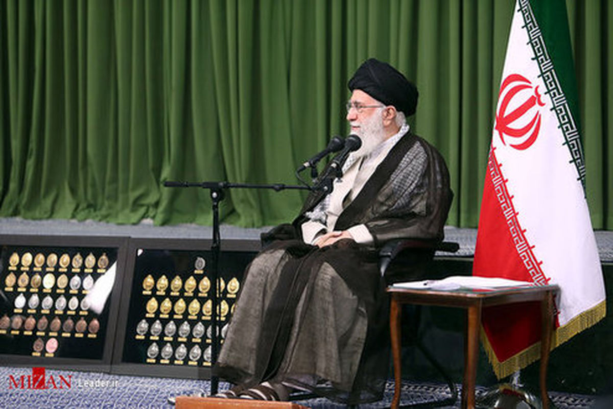 عکسی کمتر دیده شده از حضور رهبر انقلاب در ورزشگاه آزادی