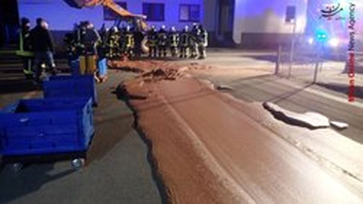 سرازیر شدن یک تن شکلات آب شده در خیابان +عکس