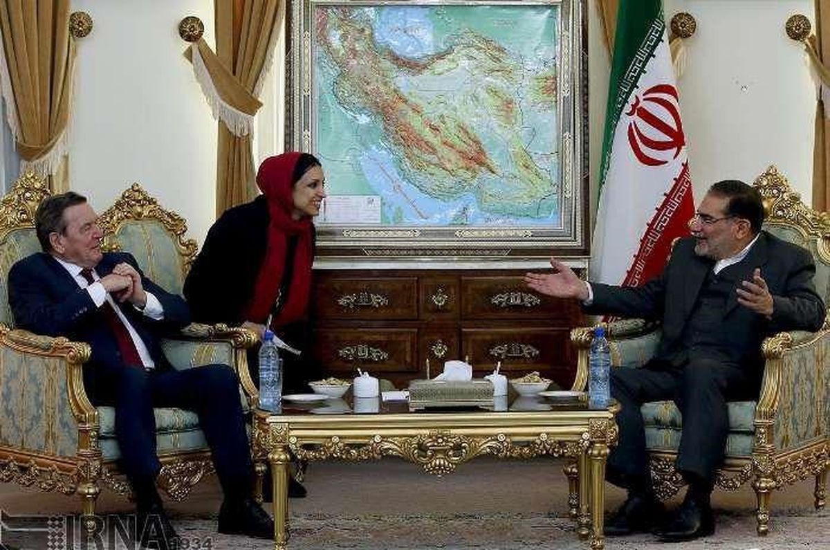 عکس: تیپ متفاوت مترجم زن در دیدار شرودر با شمخانی