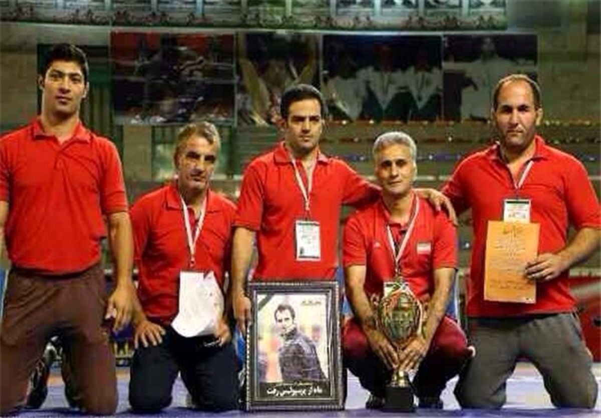 اهداجام‌قهرمانی‌کشتی‌‌به‌کاپیتان‌پرسپولیس+تصاویر