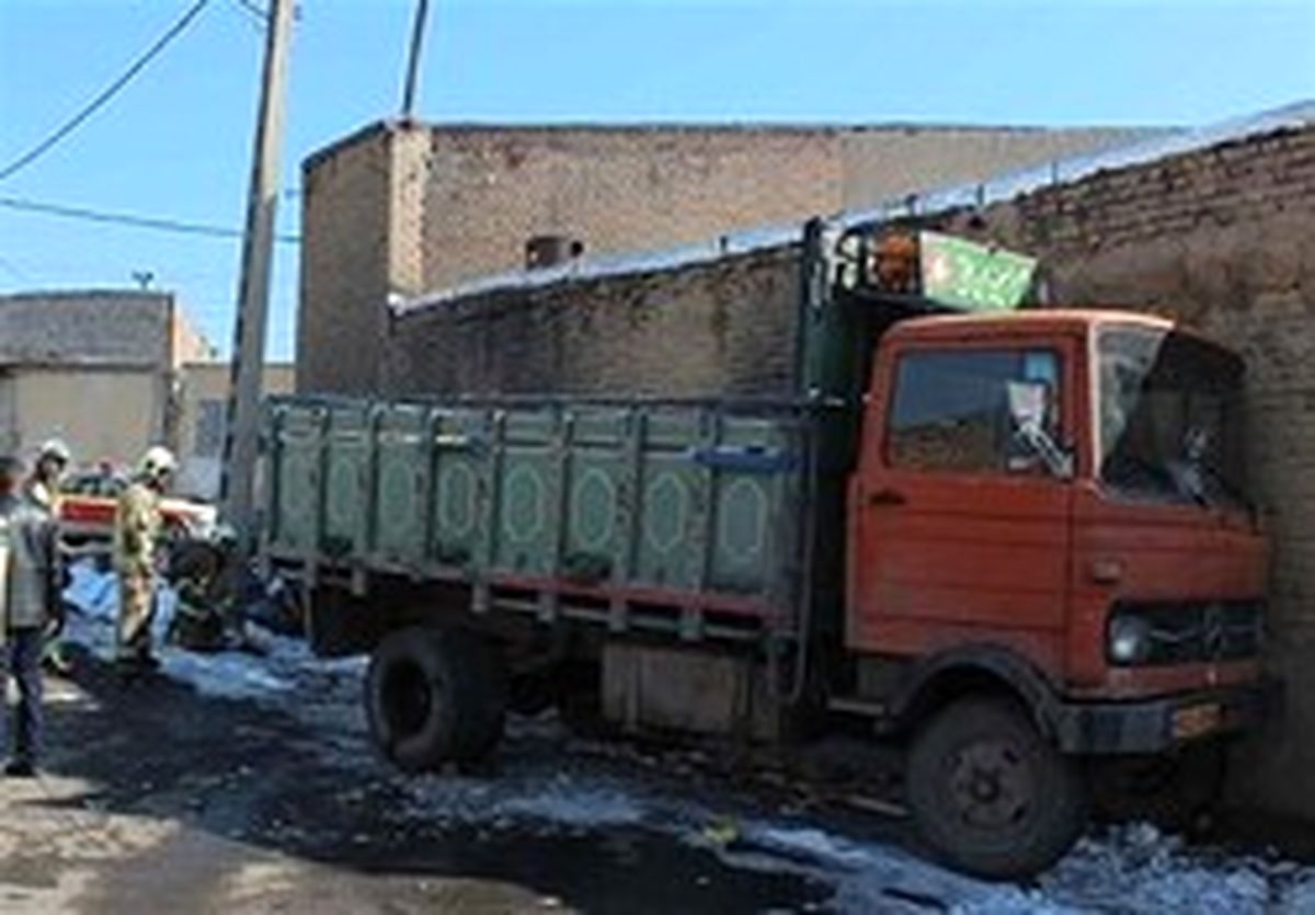 حبس شدن راننده خاور بین دیوار و در خودرو +تصاویر