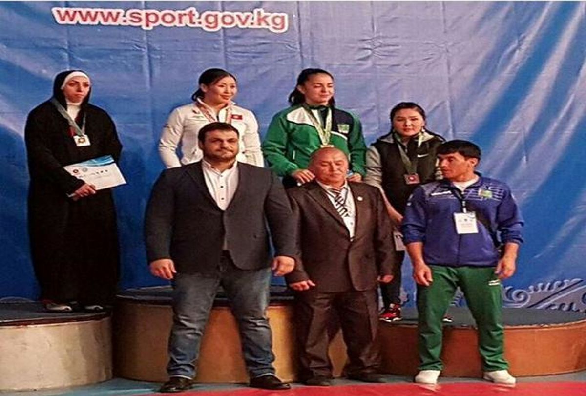 بانوی ایرانی با حجاب چادر روی سکوی قهرمانی +عکس