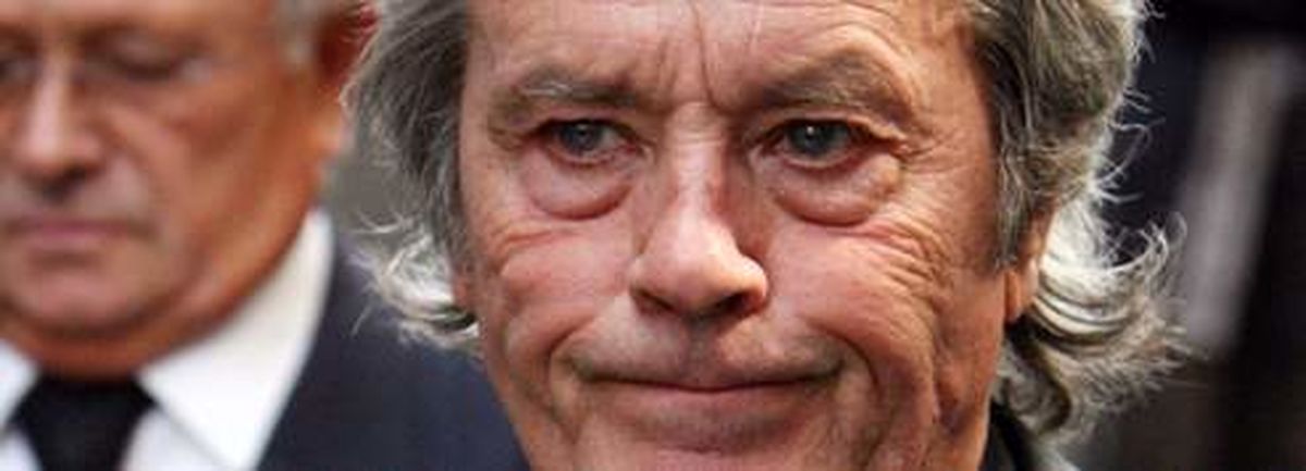 آلن دلون اطرافیان سارکوزی را "بی سر و پا" خواند