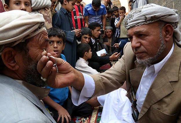 آغاز‌ماه‌رمضان؛سرمه‌کشی‌مردان‌یمنی/عکس