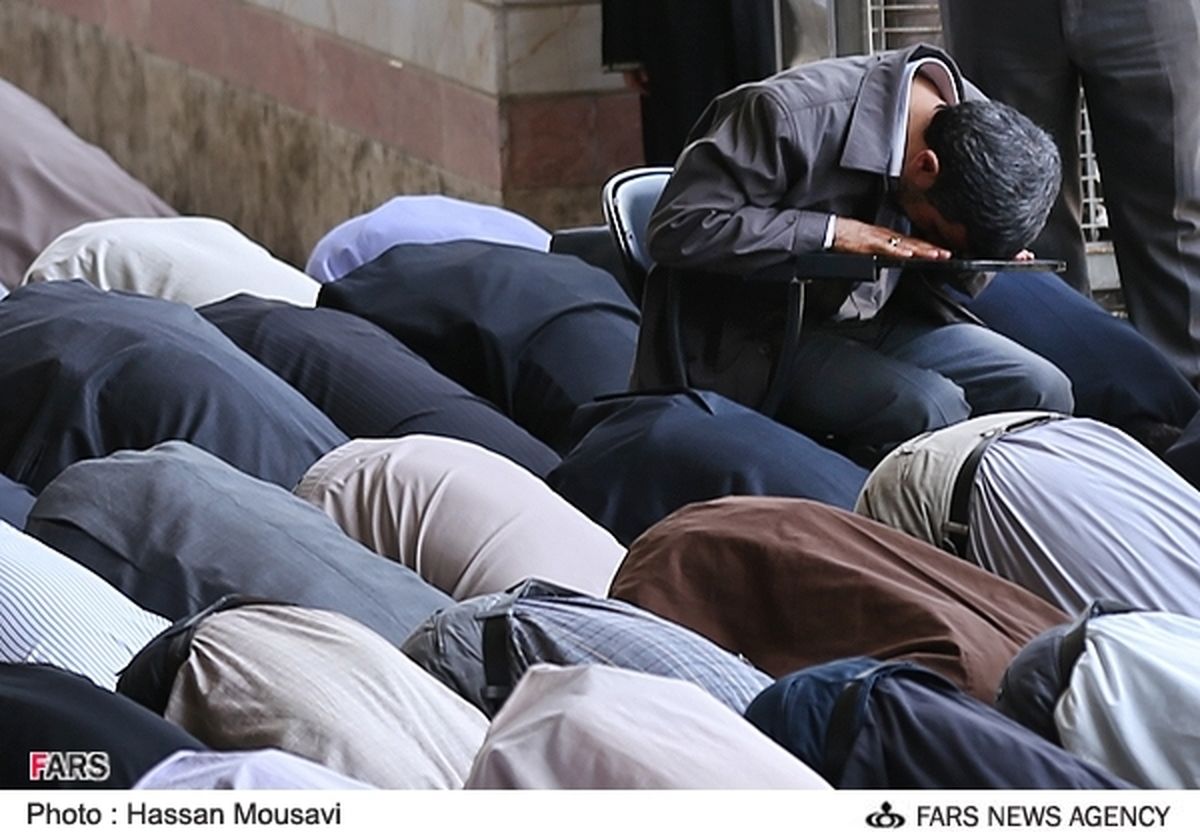 احمدی‌نژاد نماز خود را نشسته خواند/عکس