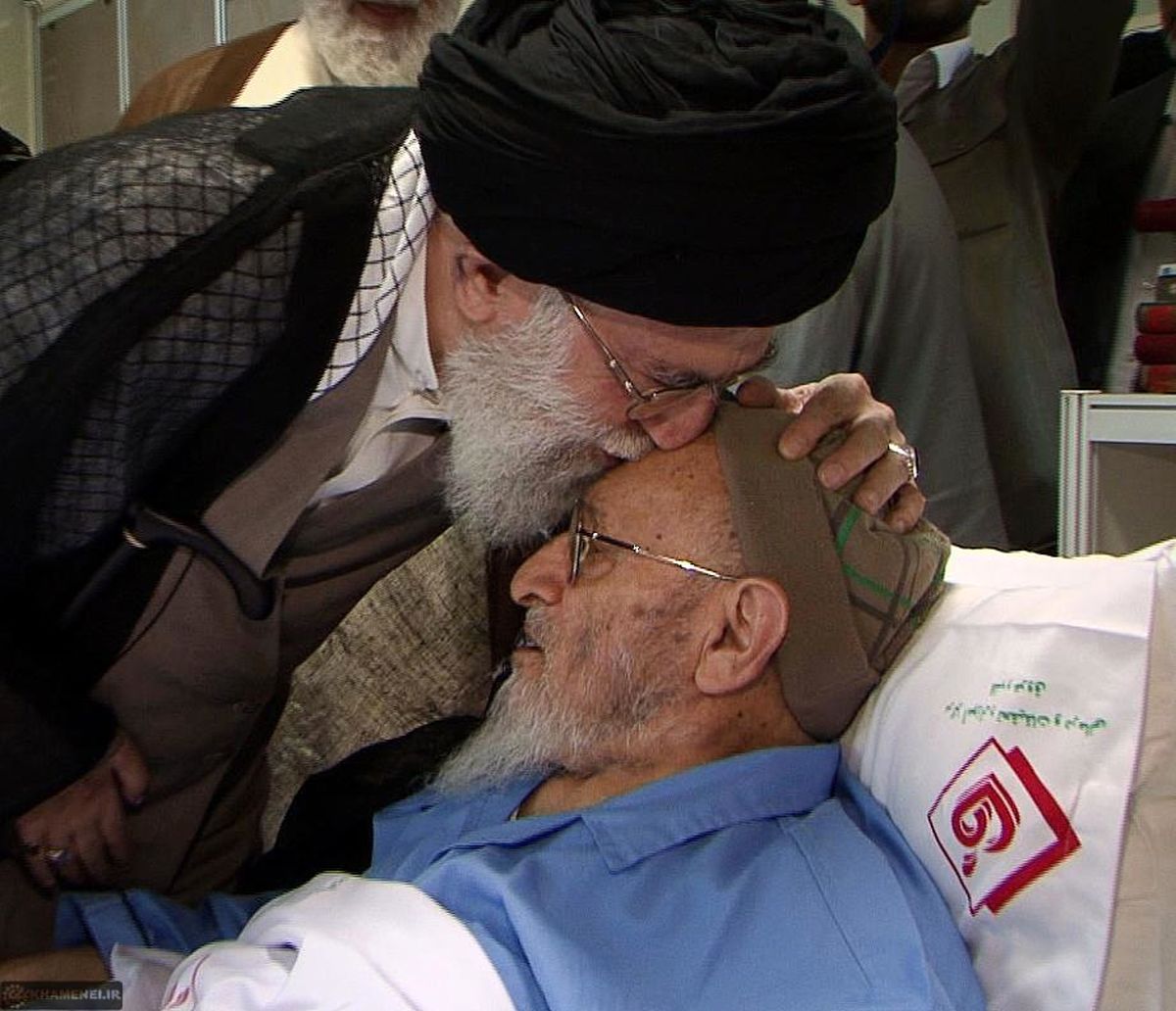 عکس/بوسه آقا بر پیشانی علامه