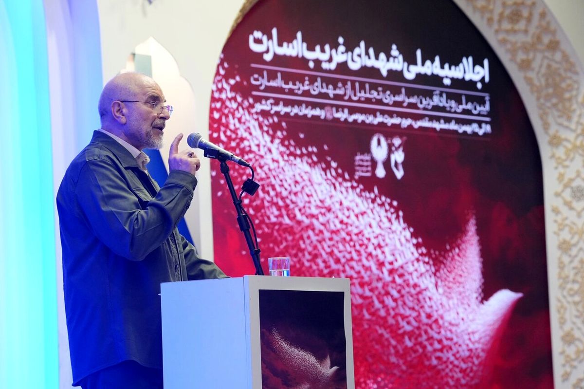 آزادگان شهید ما در غربت معنی مرز را تغییر دادند/شهدا برای حفظ ارزش‌های الهی و ملی خالصانه جان خود را در طبق اخلاص گذاشتند