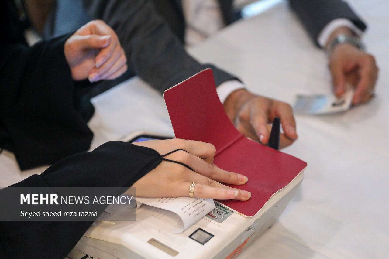 فریاد «درود بر ایران» رایدهندگان ایرانی در مقابل هتاکی چند عنصر ضدایران