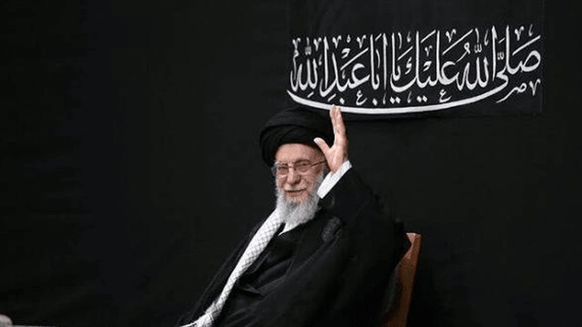 ادای احترام رئیس مجلس بنگلادش و هیئت همراه به پیکر مطهر رهبر شهید