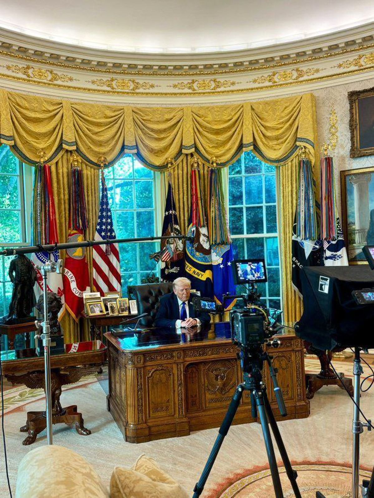 هم‌اکنون ضبط ویدئو پاسخ ترامپ به بیانیه حماس در دفتر بیضی 