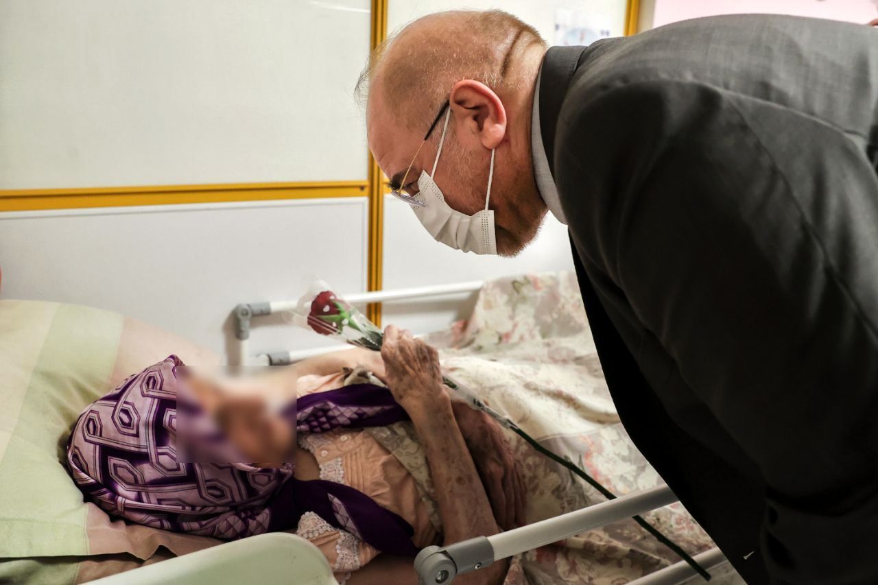 تصاویر: حضور قالیباف در شب‌نشینی یلدا با پدران و مادران عزیز، در یکی از خانه‌های سالمندان