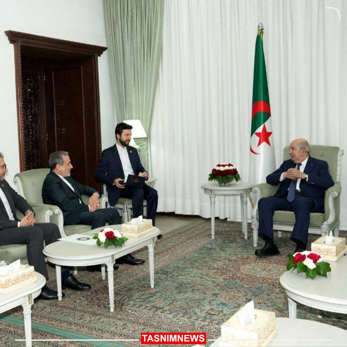 عکسی از دیدار و گفتگوی وزیر خارجه با رئیس‌جمهور الجزایر