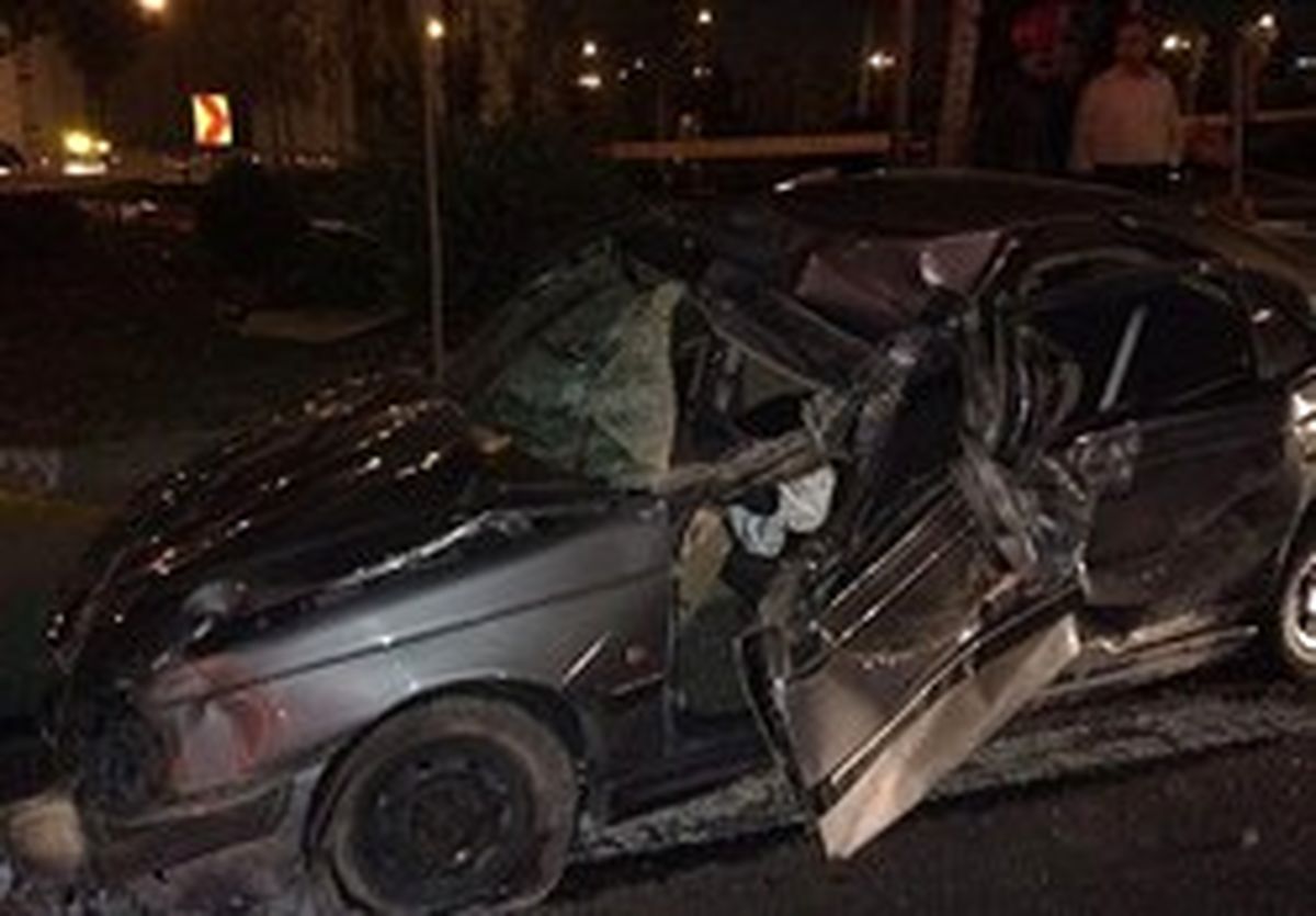 حبس زن جوان داخل پژو پارس واژگون شده +تصاویر