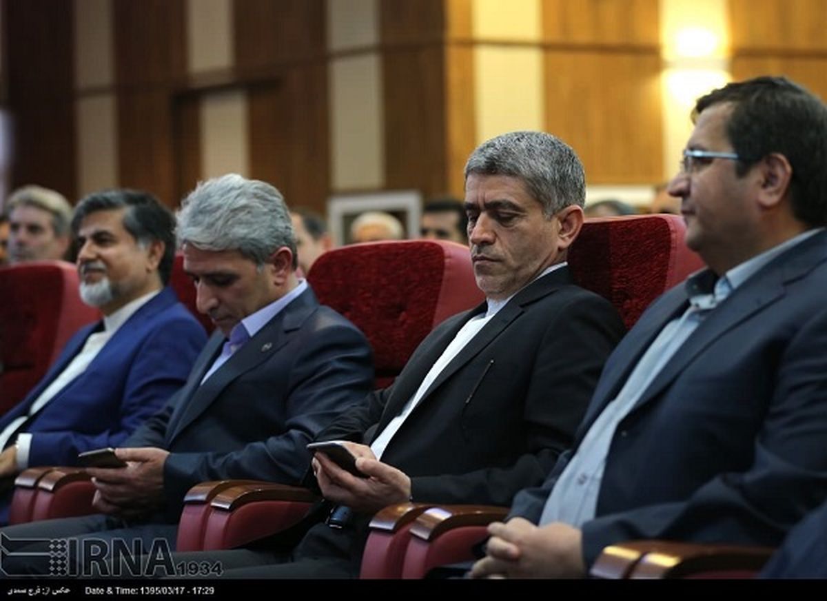 عکس: گوشی موبایل وزیر اقتصاد