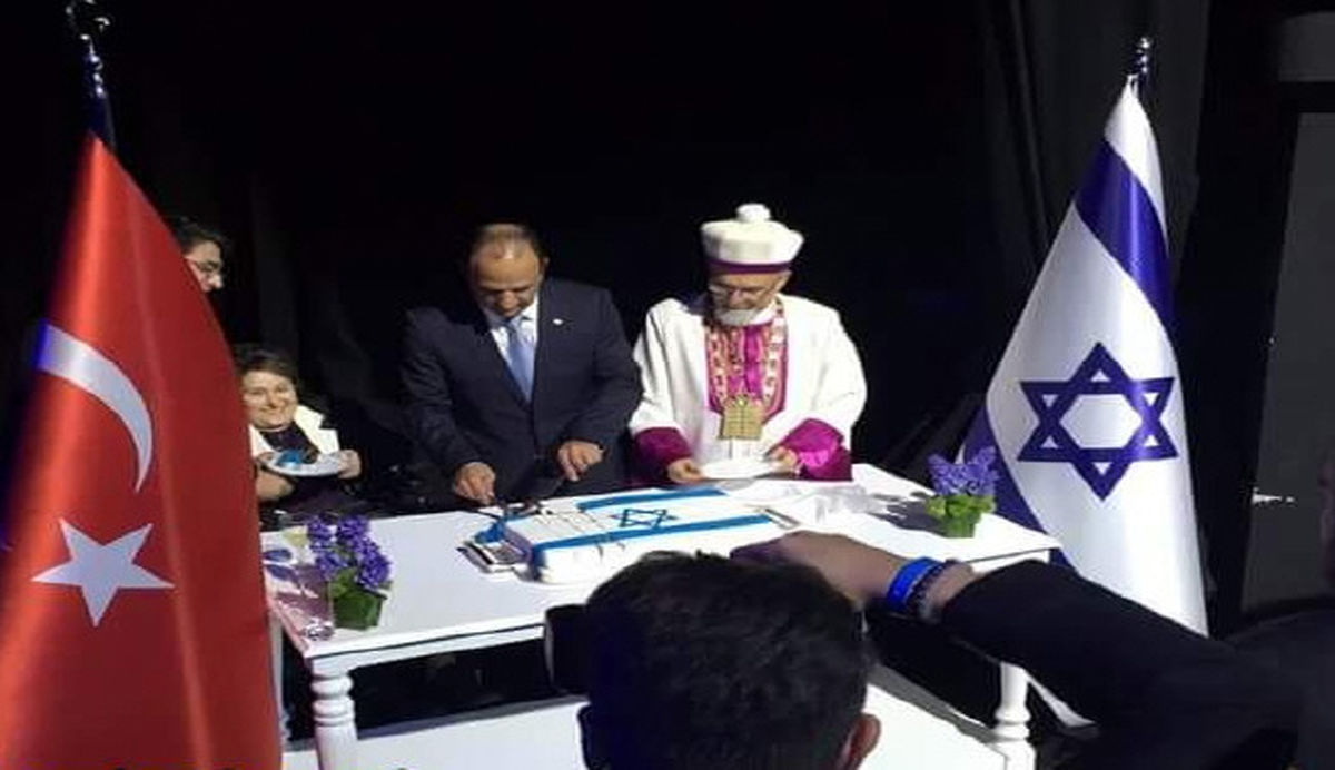 وزیر خارجه ترکیه درحال بریدن کیک اسراییل +عکس