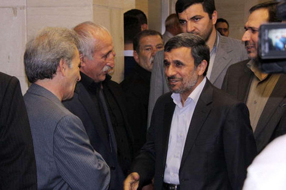 عکس/احمدی نژاد در مجلس ختم سلیمانی