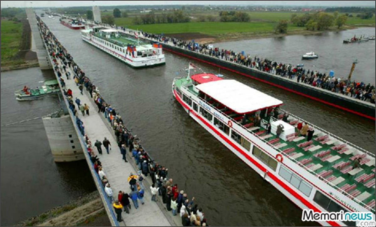 عبور کشتی از روی پل/عکس