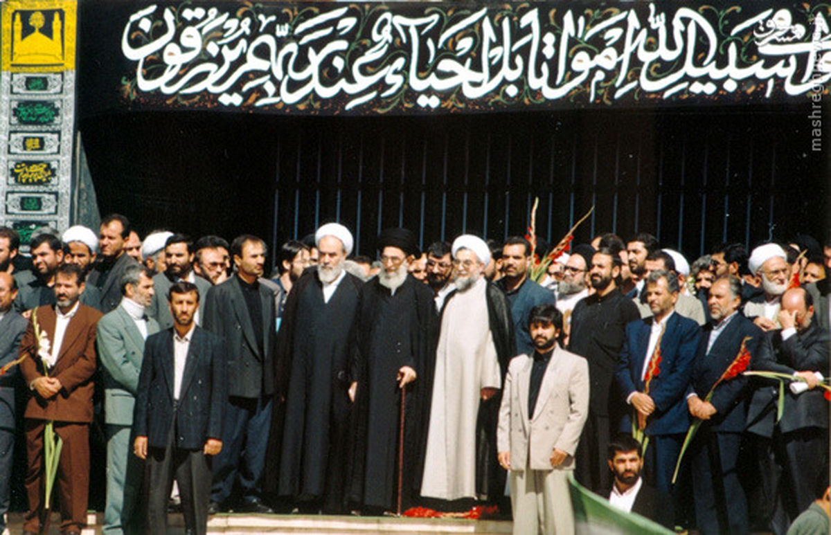 حضرت «آقا» و روحانی درتشییع شهدا/عکس