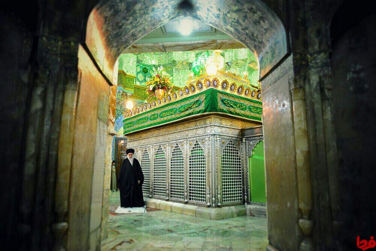 عکس: رهبرانقلاب دركنار ضريح مطهر معصومه(س)