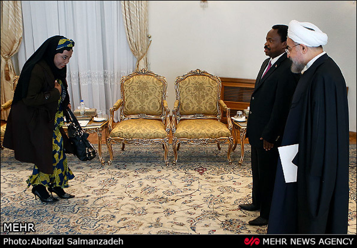 احترام عجیب سفیر زن به روحانی