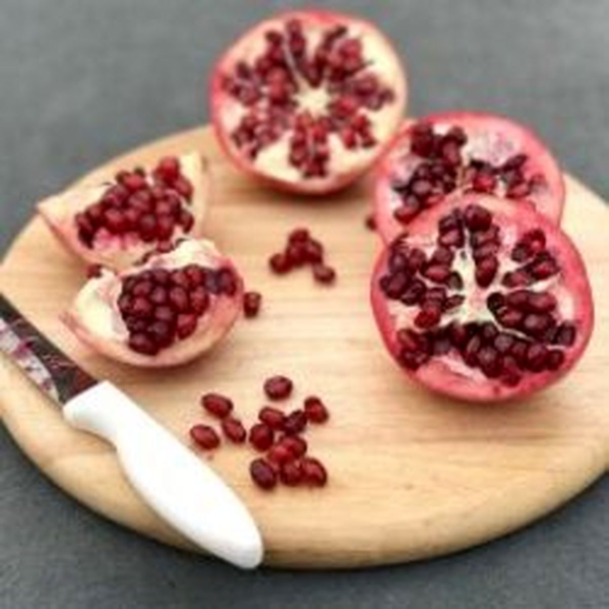 آموزش صحیح دانه کردن انار به صورت مرحله‌ای