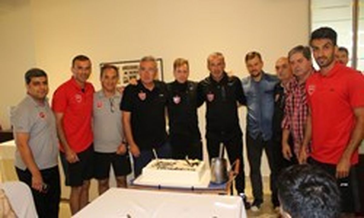 تقدیر بازیکنان پرسپولیس از برانکو +عکس