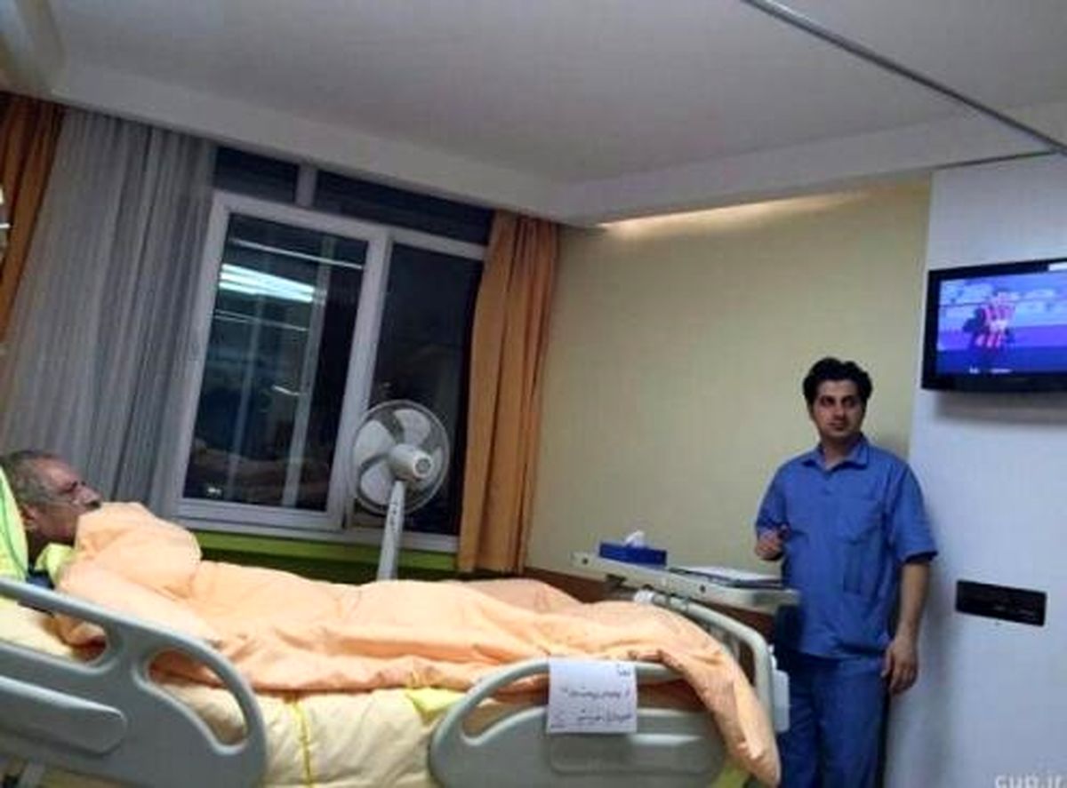 تماشای بازی استقلال از روی تخت بیمارستان+عکس