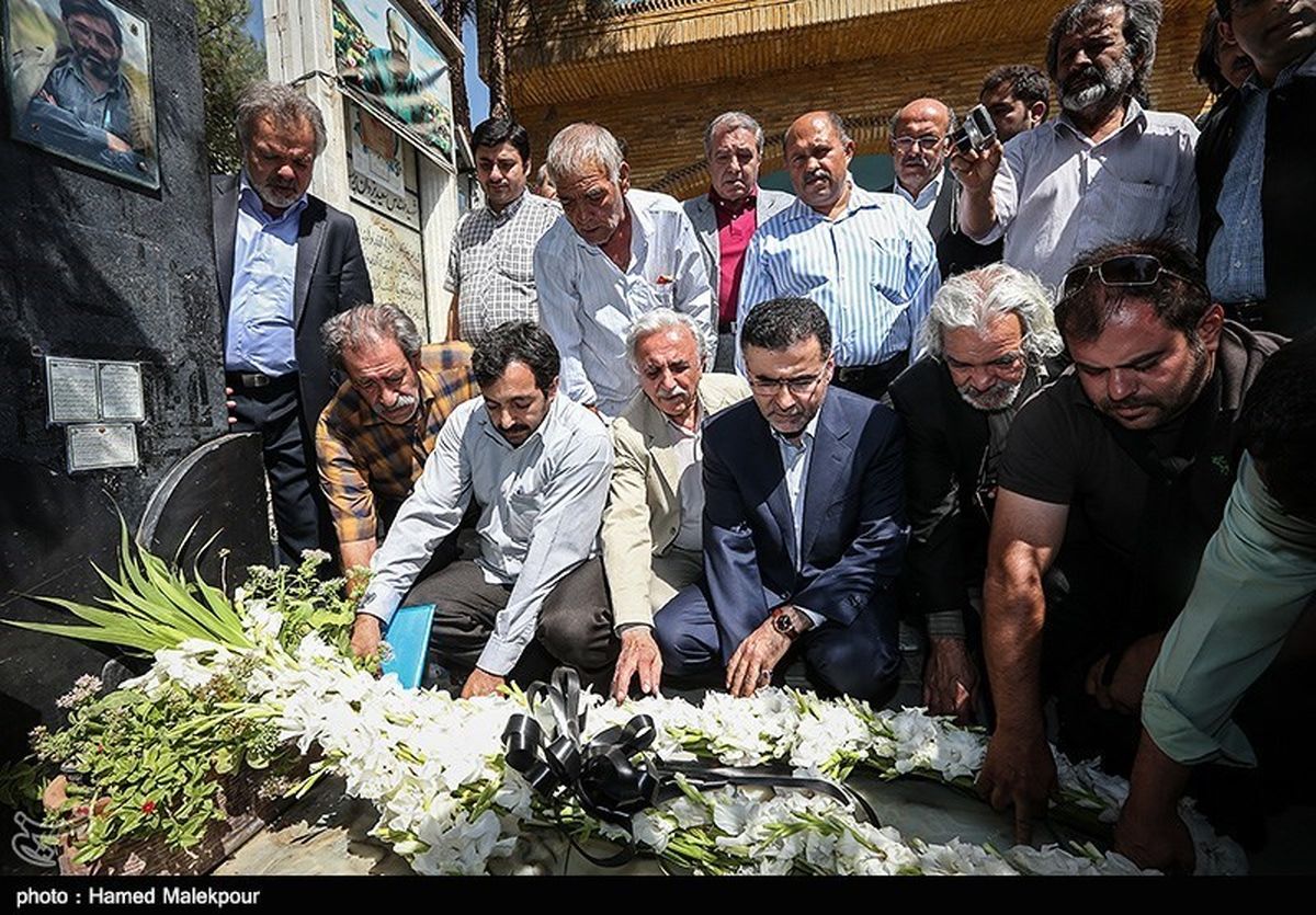 عکس/ایوبی سر مزار شهید آوینی