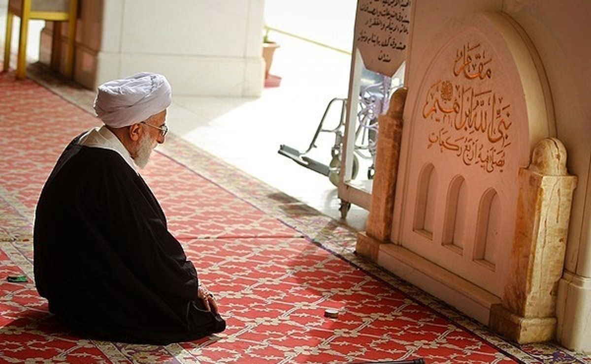 عکس: آيت‌الله جنتي در مسجد کوفه
