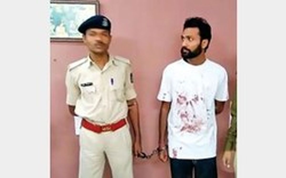 مرد متوهم سر زنش را با داس برید! +عکس