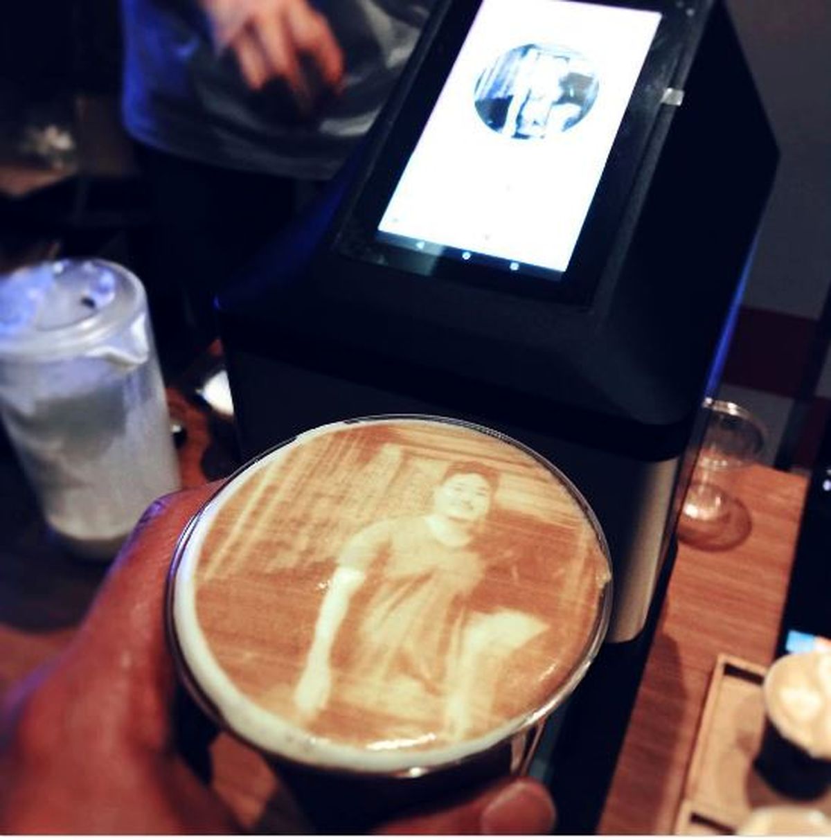 چاپ چهره مشتری روی قهوهاش +عکس
