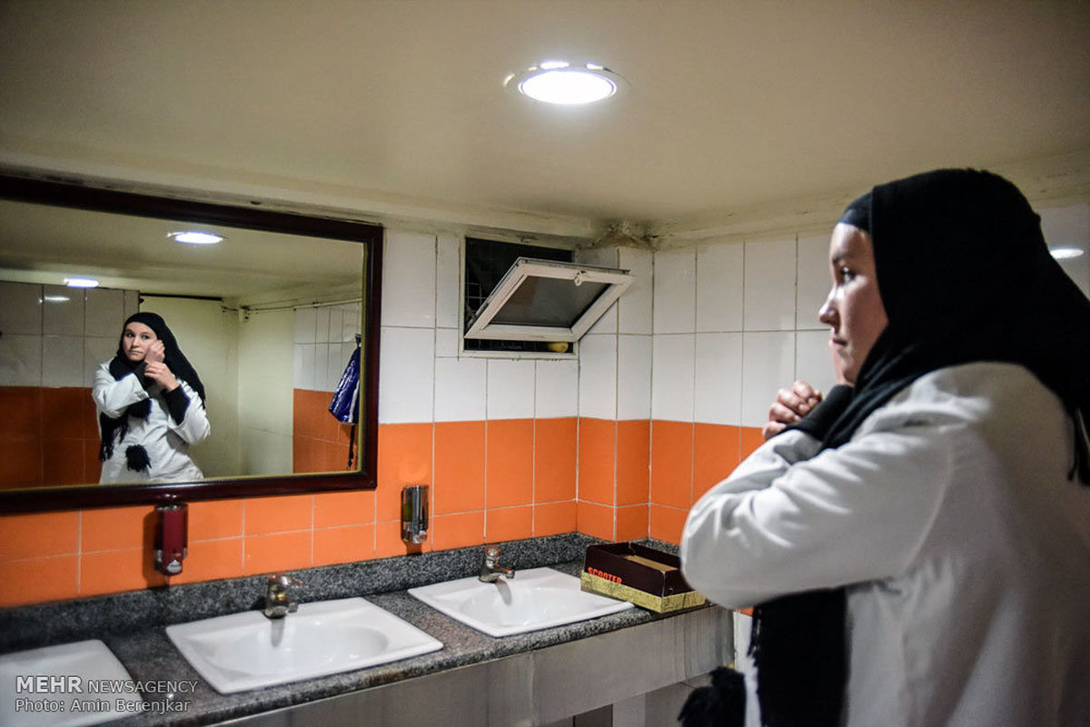 عکس: اجرای تئاتر خیابانی توسط دختر صرب در ایران