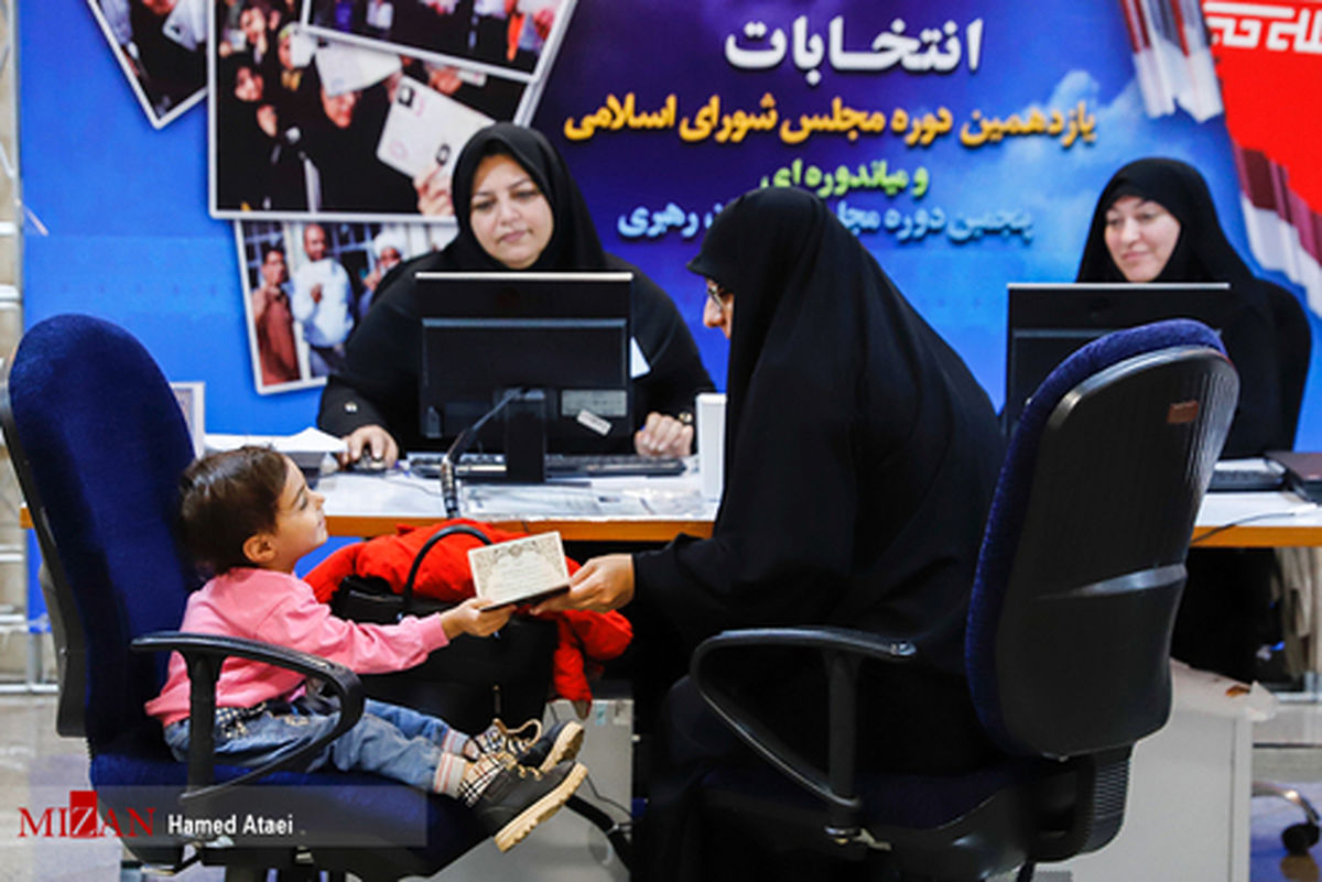 تصاویر: ثبتنام مادر در کنار کودکش برای انتخابات مجلس