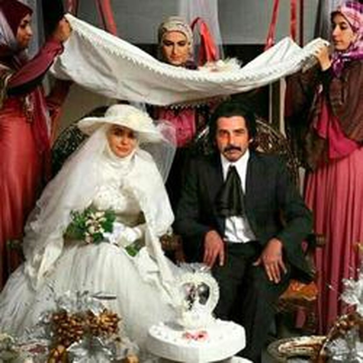 عکس: مراسم عقد حمید گودرزی و لیندا کیانی