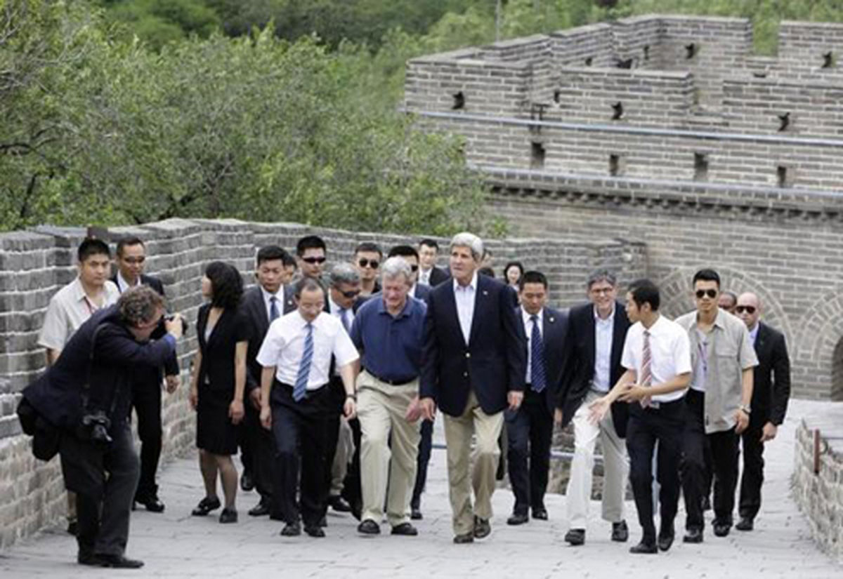 وزیر خارجه روی دیوار چین/تصاویر