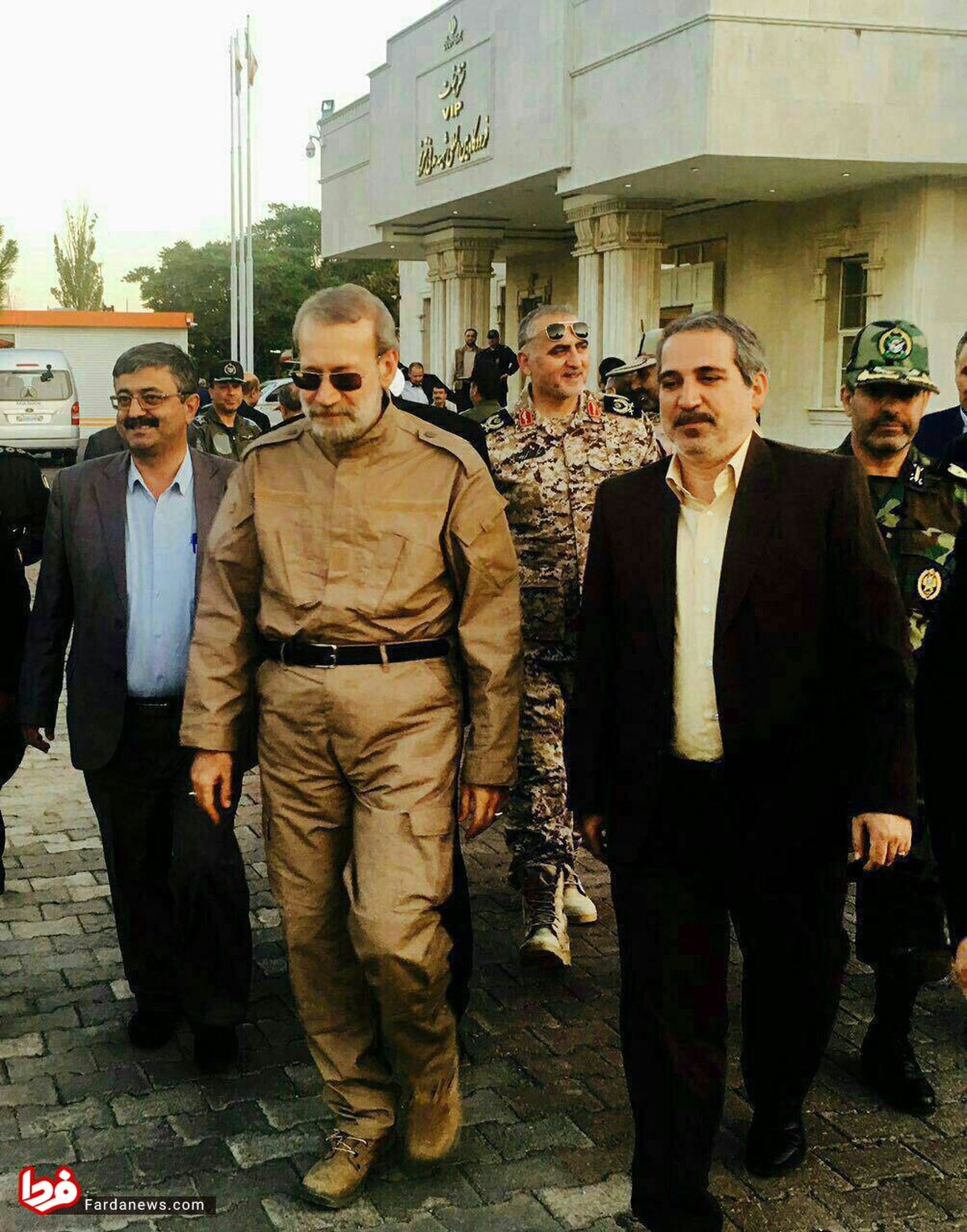 لباس متفاوت لاریجانی در سفر به آذربایجان شرقی +عکس