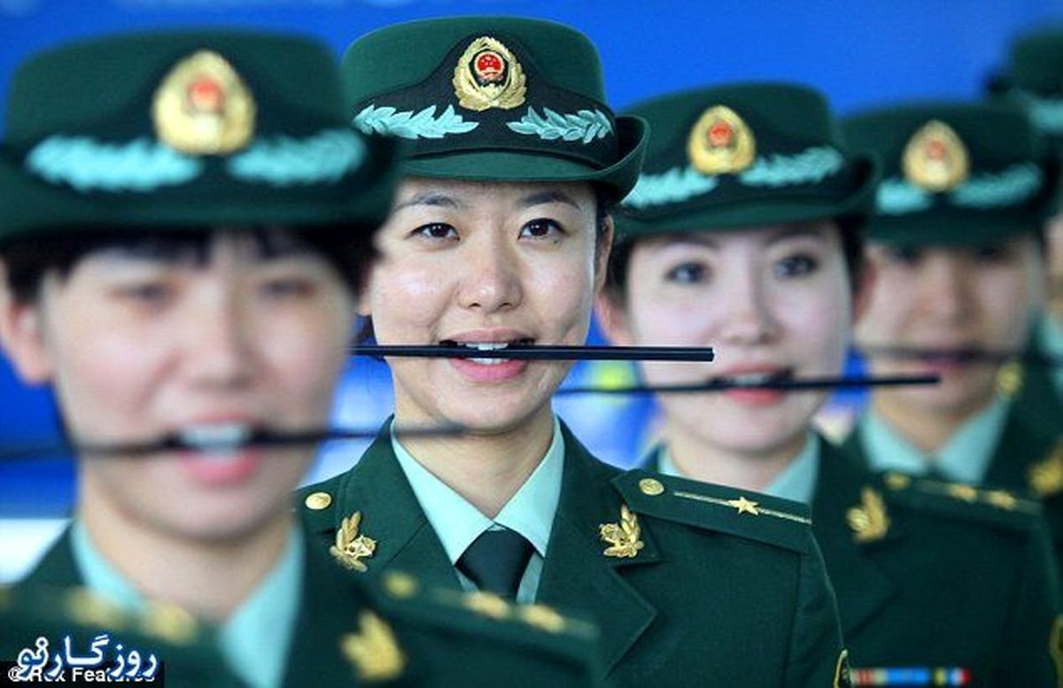 روش‌عجیب‌برای‌آموزش‌لبخندبه پلیس‌زن/عکس