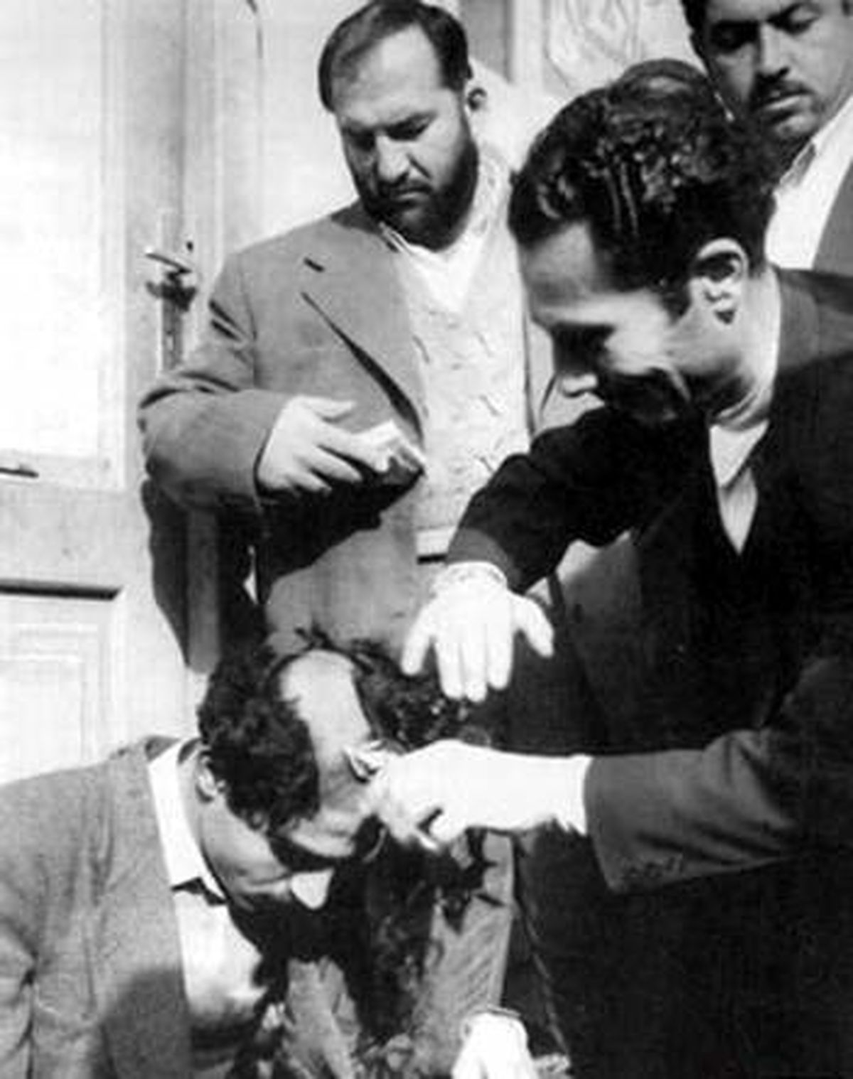 عكس/ شعبان بی مخ در حال تنبیه یك مخالف