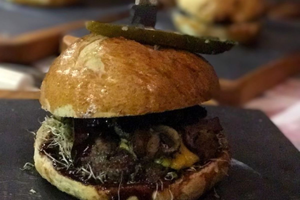 همبرگر ۲۵۰ هزار تومانی در لواسان تهران +عکس