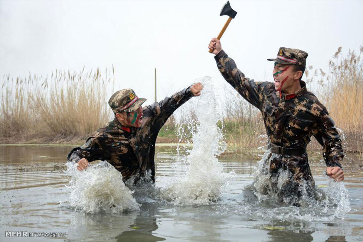 تصاویر: تمرینات جالب پلیس شبه نظامی چین