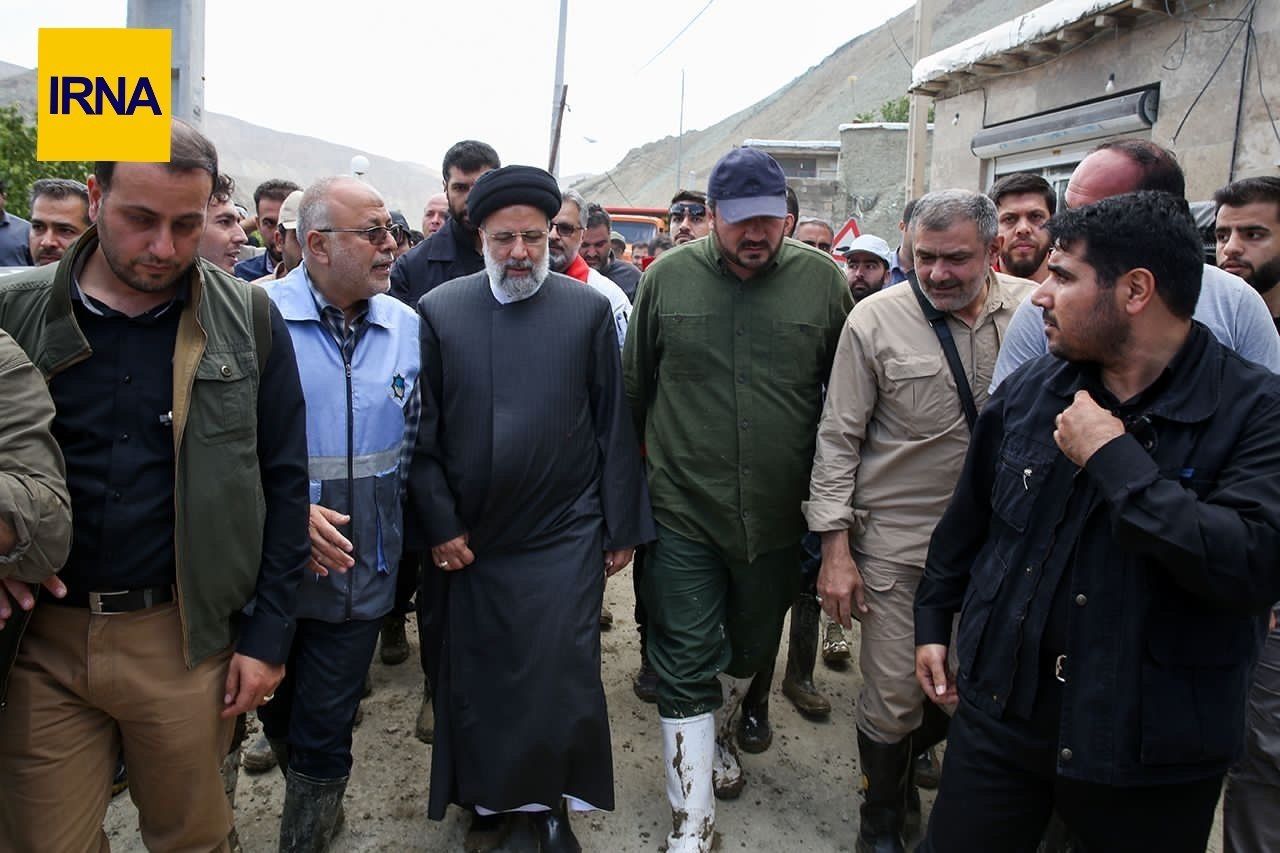 تصاویری از حضور سرزده رئیس‌جمهور در مناطق سیل‌زده فیروزکوه