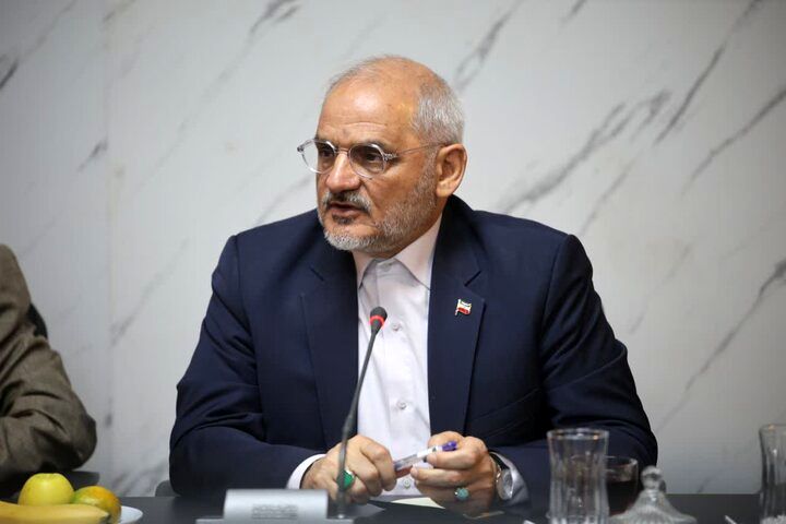 حاجی میرزایی: رئیس جمهور از همه اعضای کابینه خود حمایت می‌کند