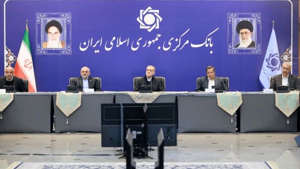 حضور پزشکیان در بانک مرکزی 