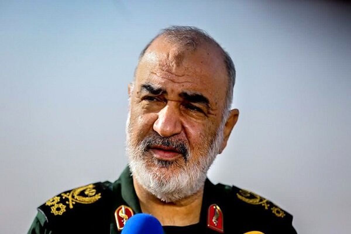 فرمانده کل سپاه با خانواده شهید ایرلو دیدار کرد