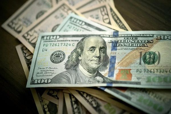 جهش ناگهانی قیمت دلار همه را غافلگیر کرد | دلار چگونه ۳ هزار تومان گران شد؟