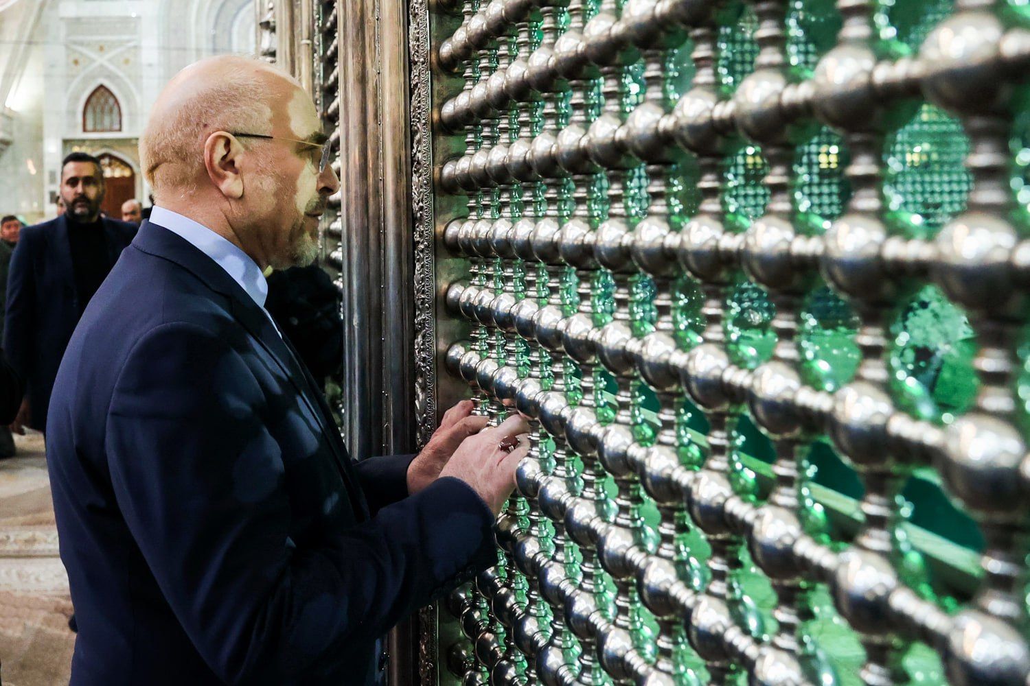تصاویر: تجدید میثاق نامزدهای فهرست شورای ائتلاف نیروی انقلاب با آرمان‌های انقلاب در حرم امام (ره)