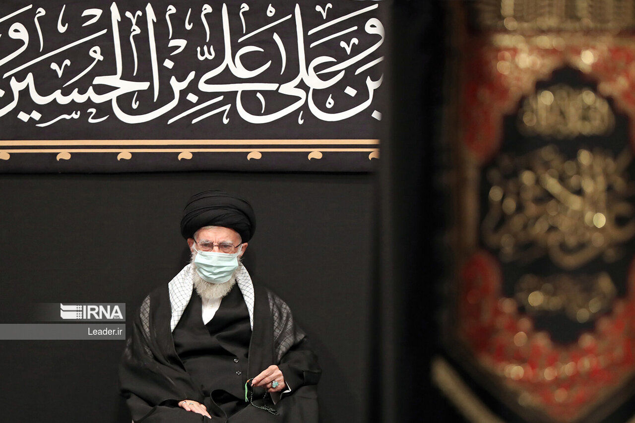 تصاویر: اولین شب عزاداری اباعبدالله با حضور رهبر انقلاب